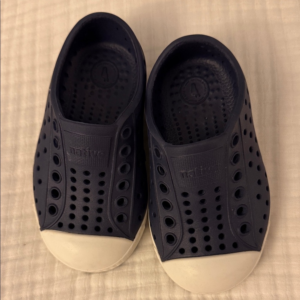 Native Kids Water Shoes in Dark Blue and White